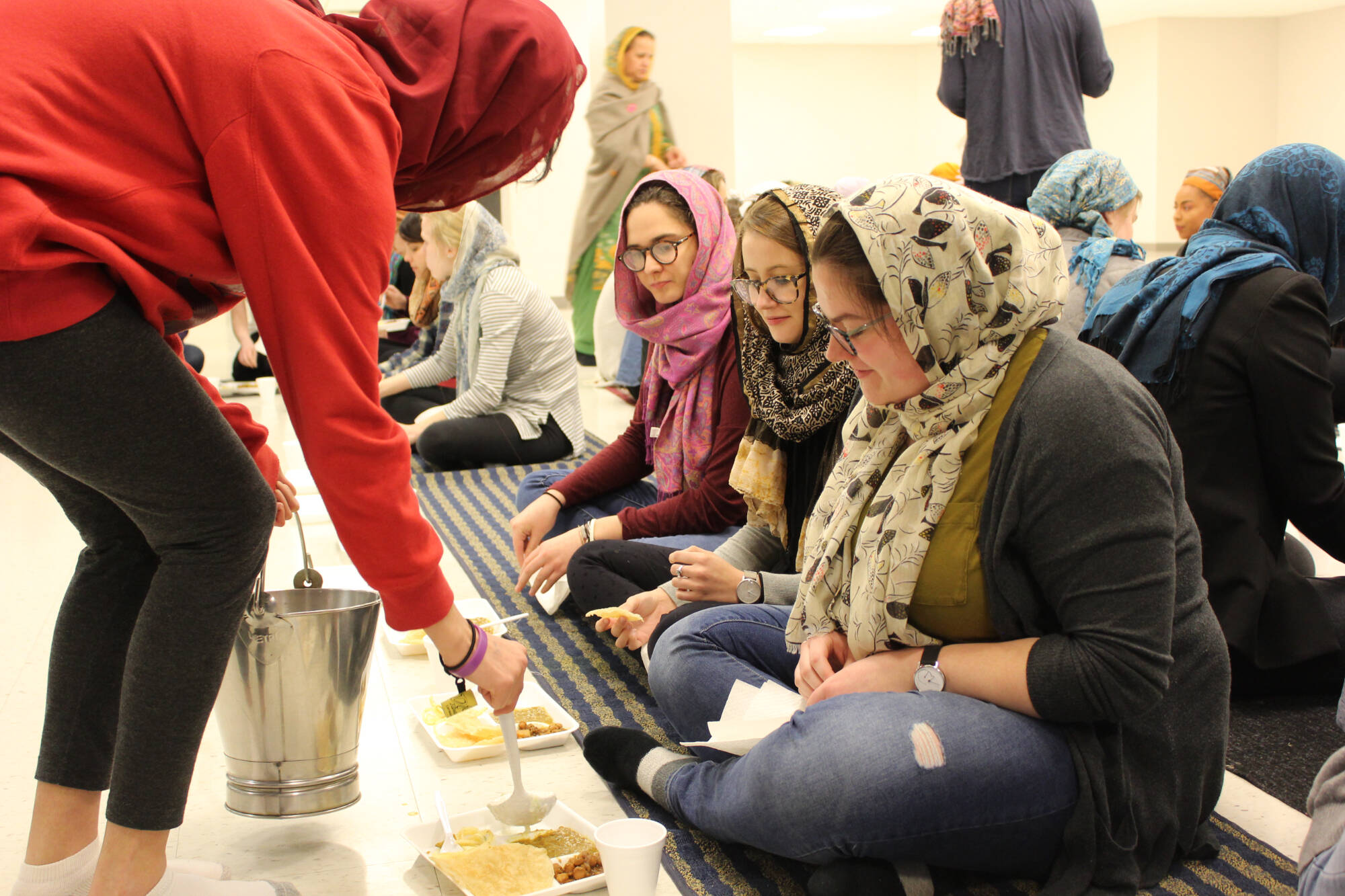 Students receive langar at the Sikh gurdwara